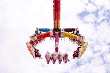 Villach, Avusturya - 30 Temmuz 2025: Villacher Kirchtag festivalinde canlı renkler ve mavi gökyüzü altındaki heyecan verici deneyimin tadını çıkaran sürücüler