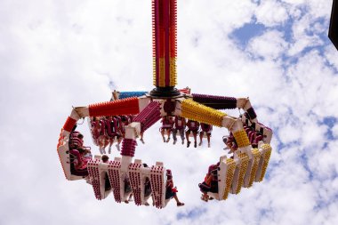 Villach, Avusturya - 30 Temmuz 2025: Villacher Kirchtag Festivali 'nde eğlenceli bir yolculuk canlı renkler ve heyecan verici sürücüler