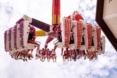 Villach, Avusturya - 30 Temmuz 2025: Villacher Kirchtag festivalinde havada asılı kalmanın heyecanıyla eğlenen sürücüler