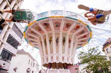 Villach, Avusturya - 30 Temmuz 2025: Villacher Kirchtag festivalinde canlı süslemeler ve neşeli sürücüler, etkinliğin şenlik ruhunu yakalıyorlar