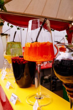 Villach, Avusturya - 30 Temmuz 2025: Canlı içkiler Villacher Kirchtag festivalinde sergilendi, parlak renkler ve yaz etkinlikleri için ideal ortam