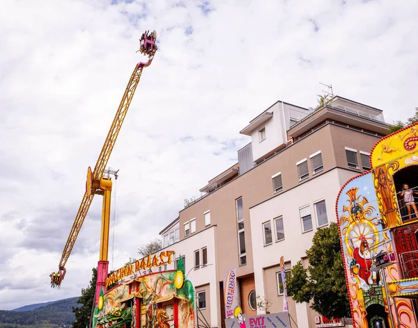 Villach, Avusturya - 30 Temmuz 2025: Villacher Kirchtag festivalinde heyecan verici bir eğlence gezisi, renkli gösteriler ve hareketli ambiyanslarla çevrili