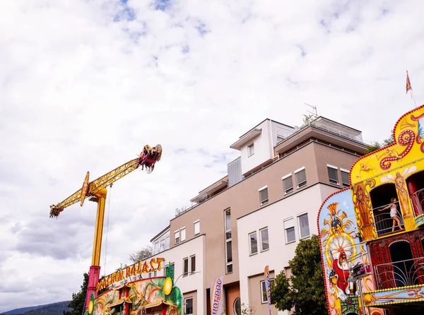 Villach, Avusturya - 30 Temmuz 2025: Avusturya 'nın Villach kentinde renkli gösteriler ve hareketli bir ortam içeren Villacher Kirchtag festivalinde eğlence gezileri