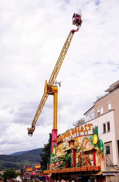 Villach, Avusturya - 30 Temmuz 2025: Renkli eğlence gezisi Villacher Kirchtag festivalinde, şenlikli dekorasyonlar ve canlı atmosferle çevrili duruyor