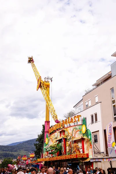 Villach, Avusturya - 30 Temmuz 2025: Villacher Kirchtag festivali Avusturya 'nın Villach kentinin göbeğinde renkli geziler ve coşkulu kalabalıklar sergiliyor