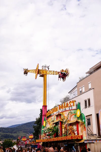 Villach, Avusturya - 30 Temmuz 2025: Villacher Kirchtag Festivali 'nde heyecan verici bir eğlence gezisi, renkli dekorasyonlar ve heyecanlı sürücüler