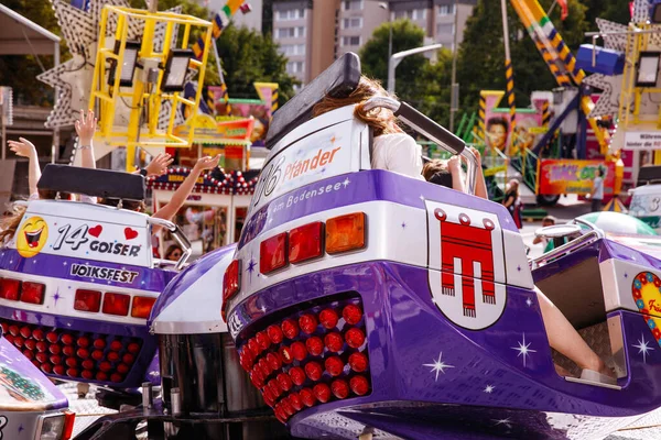 Villach, Avusturya - 30 Temmuz 2025: Renkli tasarımlar ve coşkulu kutlamaların tadını çıkaran katılımcıların yer aldığı Villacher Kirchtag festivalinde eğlence gezileri