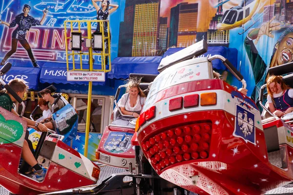 Villach, Avusturya - 30 Temmuz 2025: Villacher Kirchtag festivalinde eğlenceli geziler renkli dekorasyonlar ve canlı etkinliği yaşayan neşeli ziyaretçiler