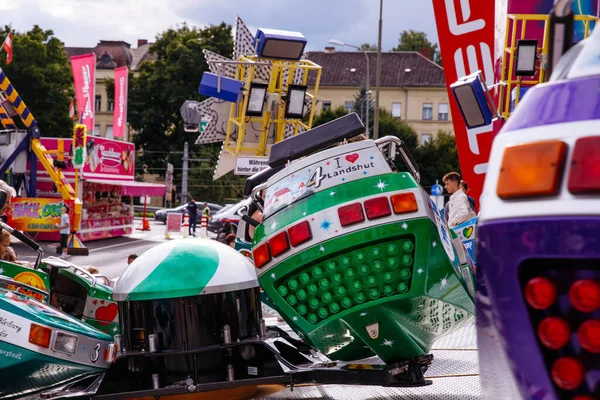 Villach, Avusturya - 30 Temmuz 2025: Villacher Kirchtag Festivali 'nde eğlence gezileri, parlak renkler ve heyecan verici ziyaretçilerle dolu bir ortam