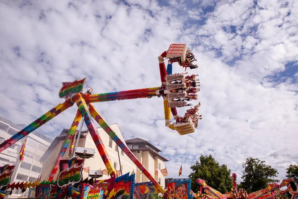Villach, Avusturya - 30 Temmuz 2025: Villacher Kirchtag festivalinde eğlenceli bir gezinti, heyecan verici deneyimleri ve hareketli ambiyansı olan ziyaretçiler