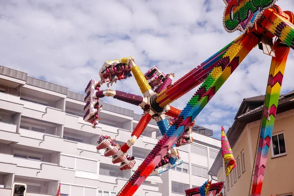 Villach, Avusturya - 30 Temmuz 2025: Canlı festival ortamında canlı renkler ve heyecanın yer aldığı Villacher Kirchtag festivalinde eğlence gezisi