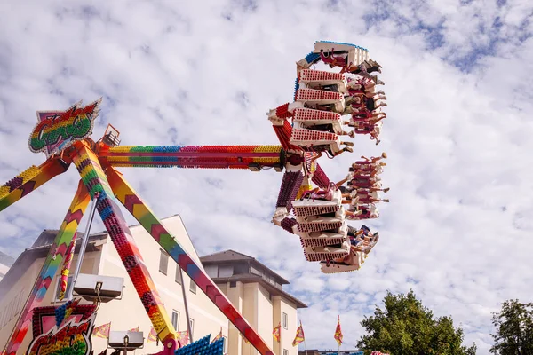 Villach, Avusturya - 30 Temmuz 2025: Villacher Kirchtag festivalinde heyecanlı sürücülerin canlı bir atmosferdeki heyecan verici deneyimin tadını çıkardıkları renkli bir eğlence gezisi