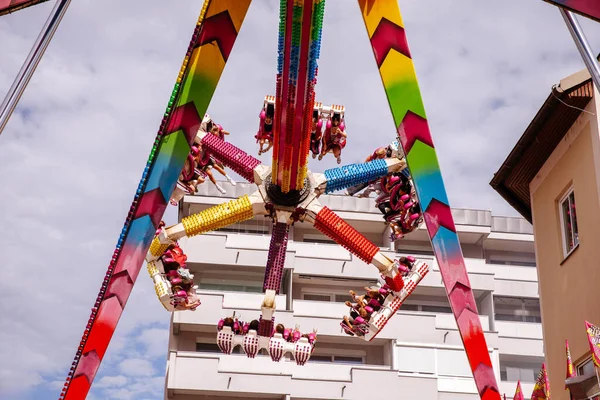 Villach, Avusturya - 30 Temmuz 2025: Villacher Kirchtag festivalinde heyecanlı binicilerin ve renkli dekorasyonların yer aldığı eğlenceli bir gezinti