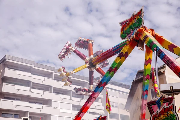 Villach, Avusturya - 30 Temmuz 2025: Avusturya 'daki Villacher Kirchtag Festivali' nde eğlence gezileri, parlak renkler ve şenlikli dekorasyonlar, canlı bir ortam yaratıyor