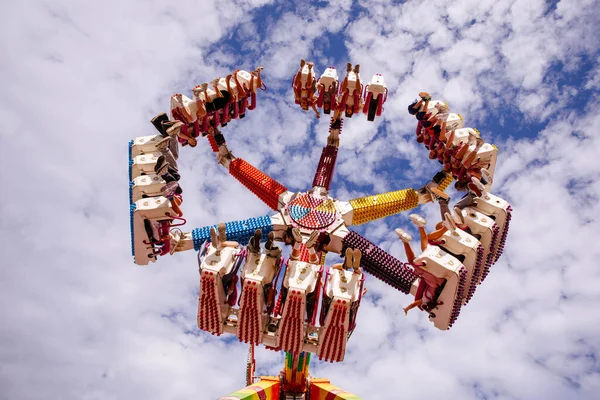 Villach, Avusturya - 30 Temmuz 2025: Villacher Kirchtag festivalinde eğlenceli sürücüler canlı renklere ve dinamik hareketlere karşı heyecanlı sürücüler yer alıyor