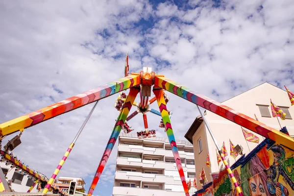 Villach, Avusturya - 30 Temmuz 2025: Villacher Kirchtag festivalinde eğlenceli bir gezinti, parlak renkler ve şenlikli dekorasyonlar, neşeli bir atmosfer yaratmak