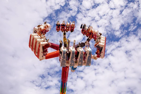 Villach, Avusturya - 30 Temmuz 2025: Villacher Kirchtag festivalinde eğlenceli sürüş renkli tasarım ve heyecan verici deneyimin tadını çıkaran sürücüler