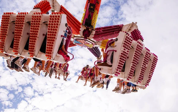 Villach, Avusturya - 30 Temmuz 2025: Villacher Kirchtag Festivali 'nde eğlenceli bir gezinti, neşeli sürücülerin parlak bir gökyüzüne karşı olması, neşeli bir atmosferin somutlaştırılması