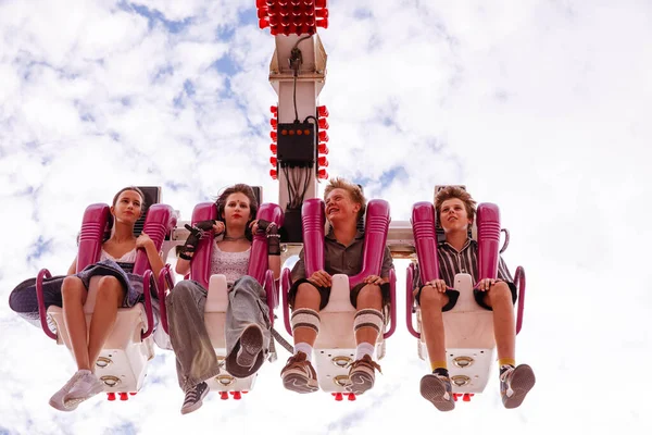 Villach, Avusturya - 30 Temmuz 2025: Dört genç, Villacher Kirchtag festivalinde heyecan verici bir lunapark gezisinin tadını çıkarıyorlar.