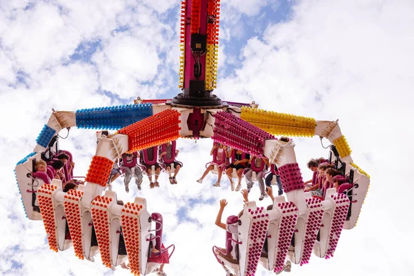 Villach, Avusturya - 30 Temmuz 2025: Villacher Kirchtag festivalinde eğlence parkı gezisi canlı renkler ve heyecan verici sürücüler