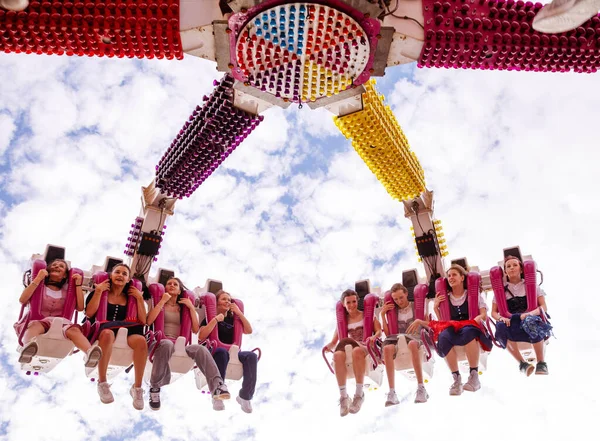 Villach, Avusturya - 30 Temmuz 2025: Villacher Kirchtag Festivali 'nde neşeli biniciler canlı bir gökyüzüne karşı heyecanın tadını çıkarıyorlar