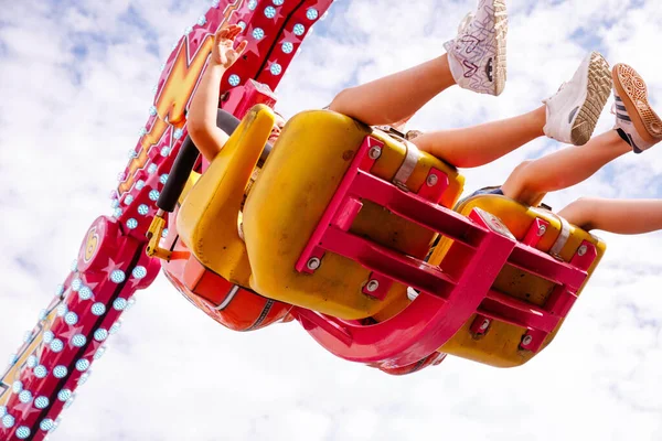 Villach, Avusturya - 30 Temmuz 2025: Villacher Kirchtag Festivali 'nde eğlence parkı gezisi canlı renkler ve heyecan verici sürücüler