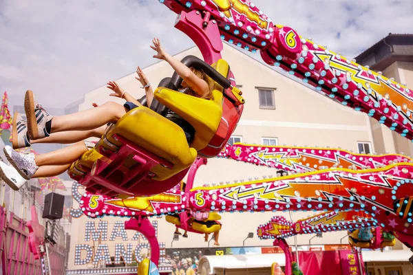 Villach, Avusturya - 30 Temmuz 2025: Heyecanlı sürücüler, renkli dekorasyonlar ve hareketli ambiyanslarla çevrili Villacher Kirchtag festivalinde heyecan verici bir yolculuk yaşadılar