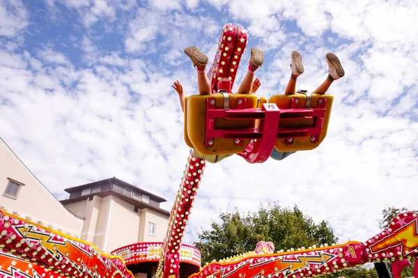 Villach, Avusturya - 30 Temmuz 2025: Heyecanlı sürücüler Villacher Kirchtag festivalinde heyecan verici bir eğlence turu yaşıyorlar, renkli dekorasyonlar ve canlı bir ortam ile çevrili