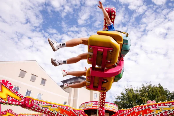 Villach, Avusturya - 30 Temmuz 2025: Heyecanlı sürücüler Villacher Kirchtag festivalinde heyecan verici bir yolculuğun tadını çıkarıyorlar.