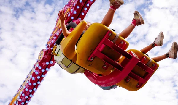 Villach, Avusturya - 30 Temmuz 2025: Heyecanlı sürücüler Villacher Kirchtag festivalinde heyecan verici bir eğlence turunun tadını çıkarıyorlar.