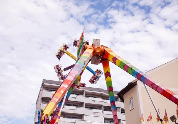 Villach, Avusturya - 30 Temmuz 2025: Villacher Kirchtag festivalinde eğlenceli bir gezinti, parlak renkler ve heyacanlı bir tasarım sergiliyor.