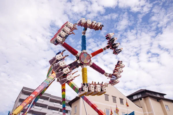 Villach, Avusturya - 30 Temmuz 2025: Villacher Kirchtag Festivali 'nde eğlenceli bir gezinti, Villach mimarisinin arka planına karşı heyecan ve canlı renkler yakalamak