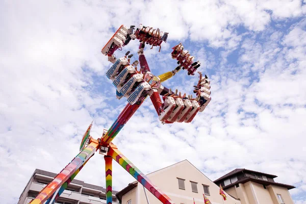 Villach, Avusturya - 30 Temmuz 2025: Villacher Kirchtag festivalinde eğlenceli bir gezinti, renkli tasarım ve heyecan verici deneyimin tadını çıkaran neşeli sürücüler