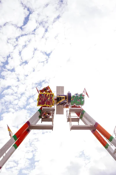 Villach, Avusturya - 30 Temmuz 2025: Villacher Kirchtag festivalinde eğlenceli bir gezinti, renkli dekorasyonlar ve parlak bir gökyüzü altında canlı bir ambiyans