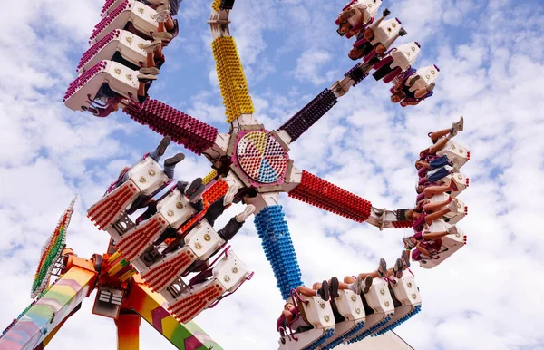 Villach, Avusturya - 30 Temmuz 2025: Villacher Kirchtag festivalinde heyecanlı renkler ve heyecan verici dönüşler yaşayan neşeli sürücüler