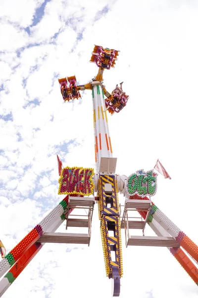 Villach, Avusturya - 30 Temmuz 2025: Villacher Kirchtag Festivali 'nde renkli tasarım ve parlak gökyüzüne karşı hareketli ambiyansın yer aldığı heyecan verici bir eğlence gezisi