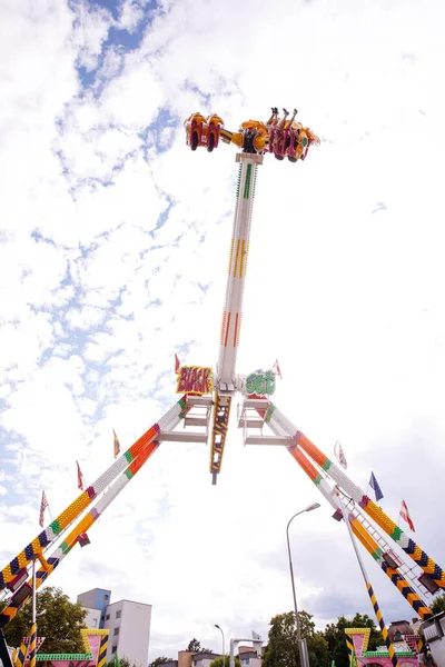 Villach, Avusturya - 30 Temmuz 2025: Villacher Kirchtag festivalinde eğlenceli bir gezinti, canlı renkler ve heyecan verici yükseklikler, heyecan verici bir sahne