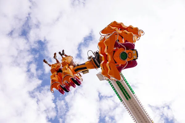 Villach, Avusturya - 30 Temmuz 2025: Açık mavi gökyüzü altında parlak renklerin ve heyecan verici atmosferin yer aldığı Villacher Kirchtag festivalinde heyecan verici bir eğlence gezisi