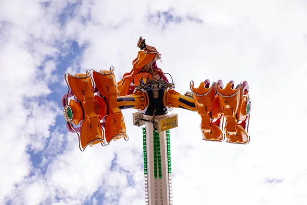 Villach, Avusturya - 30 Temmuz 2025: Villacher Kirchtag festivalinde parlak renkler ve açık mavi gökyüzü altında heyecan verici bir tasarım