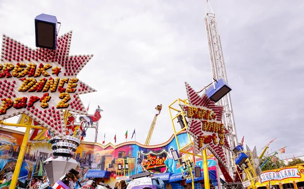 Villach, Avusturya - 30 Temmuz 2025: Villacher Kirchtag festivalinde eğlence gezileri, parlak renkler ve hareketli bir ortam, aile eğlencesi ve eğlence için mükemmel