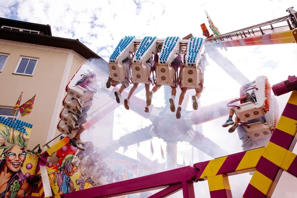 Villach, Avusturya - 30 Temmuz 2025: Villacher Kirchtag festivalinde renkli süslemeler ve heyecan ve neşe yaşayan sürücüler