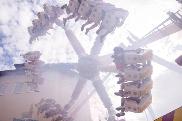 Villach, Avusturya - 30 Temmuz 2025: Bulutlu bir gökyüzüne karşı neşeli sürücülerle dolu Villacher Kirchtag festivalinde büyüleyici bir gezinti sahnesi