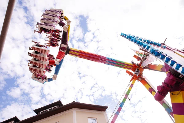 Villach, Avusturya - 30 Temmuz 2025: Villacher Kirchtag festivalinde heyecan verici bir eğlence gezisi, renkli yapılar ve heyecan verici deneyimin tadını çıkaran neşeli sürücüler