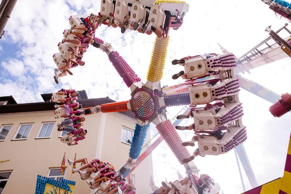 Villach, Avusturya - 30 Temmuz 2025: Villacher Kirchtag festivalindeki eğlence gezisi, renkli dekorasyonlar ve canlı atmosferin keyfini çıkaran heyecanlı festival katılımcılarıyla neşeyle dönüyor