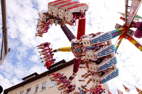 Villach, Avusturya - 30 Temmuz 2025: Villacher Kirchtag festivalinde renkli koltuklar ve parlak bir gökyüzü altında heyecan verici deneyimin tadını çıkaran sürücüler