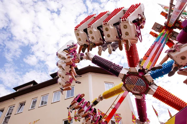 Villach, Avusturya - 30 Temmuz 2025: Villacher Kirchtag festivalinde eğlenceli sürüş renkli tasarım ve heyecan verici deneyimin keyfini çıkaran neşeli sürücüler