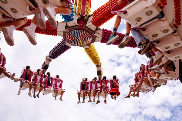 Villach, Avusturya - 30 Temmuz 2025: Villacher Kirchtag festivalinde yerden yüksekte dönmenin heyecanını yaşayan neşeli sürücüler görülüyor