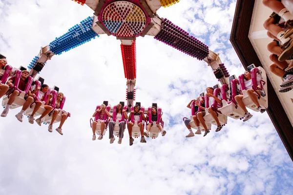 Villach, Avusturya - 30 Temmuz 2025: Villacher Kirchtag Festivali 'nde eğlenceli park gezisi yukarıda dönen neşeli biniciler, neşeli atmosferi yakalıyorlar