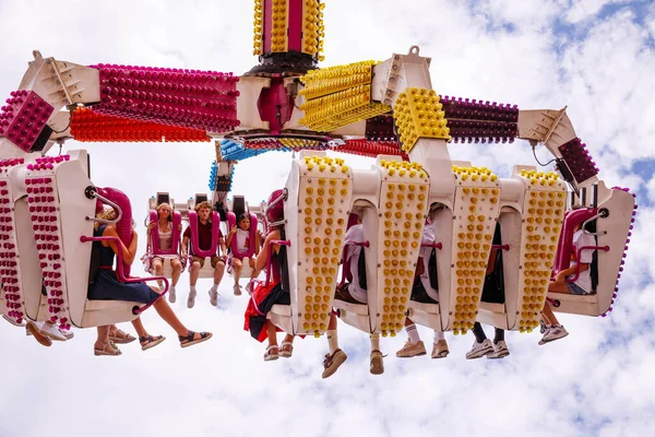 Villach, Avusturya - 30 Temmuz 2025: Villacher Kirchtag festivalinde renkli bir ortamda heyecan ve neşe yaşayan sürücüler