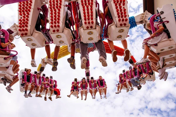 Villach, Avusturya - 30 Temmuz 2025: Villacher Kirchtag festivalindeki eğlence gezisi, canlı bir atmosferde heyecan ve neşe yakalayan, baş aşağı biniciler tarafından gerçekleştiriliyor